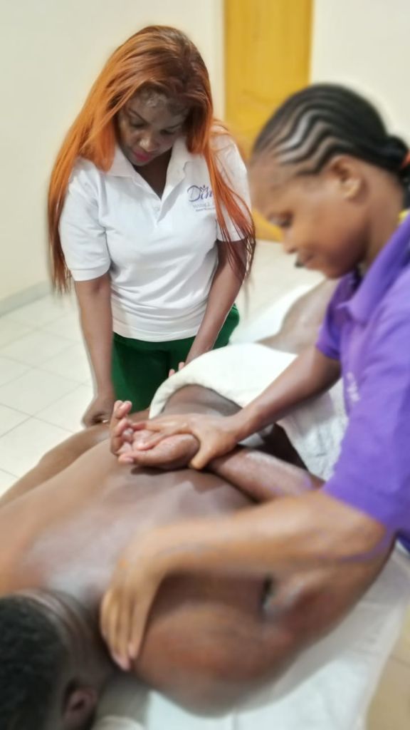 Massage à quatre mains – Deux thérapeutes Dina en action sur le même client