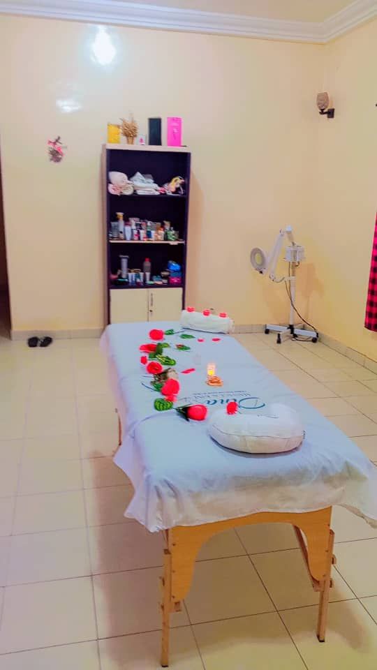 Salle de massage Dina – Table décorée avec des roses rouges