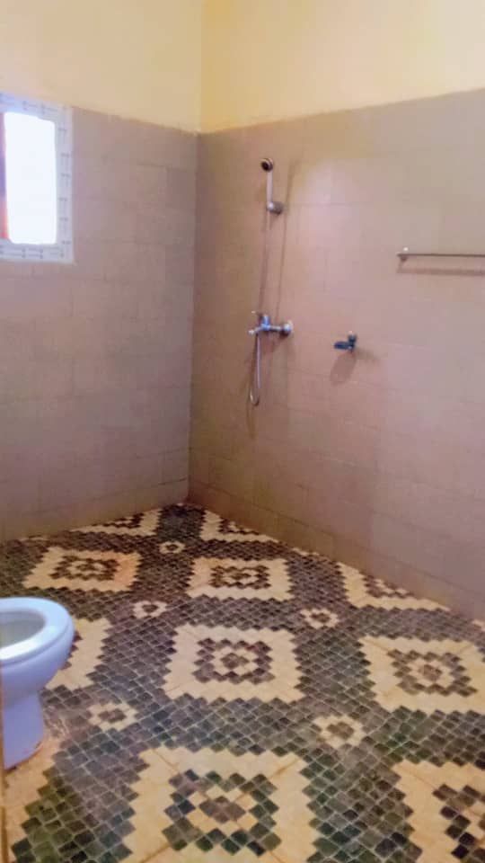 Salle de douche Dina Massage & Kiné – Espace douche avec carrelage traditionnel et équipements modernes
