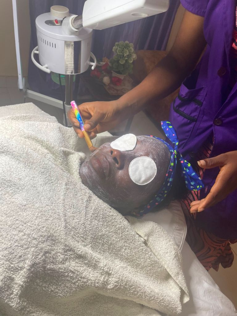 Soin du visage avec masque et vapeur – Institut Dina Massage & Kiné Niamey